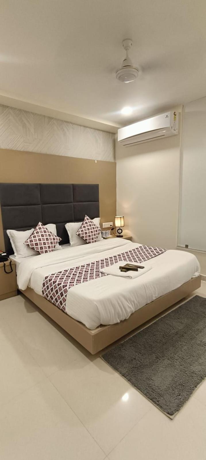 Hotel Royal Square Gandhinagar Exterior photo
